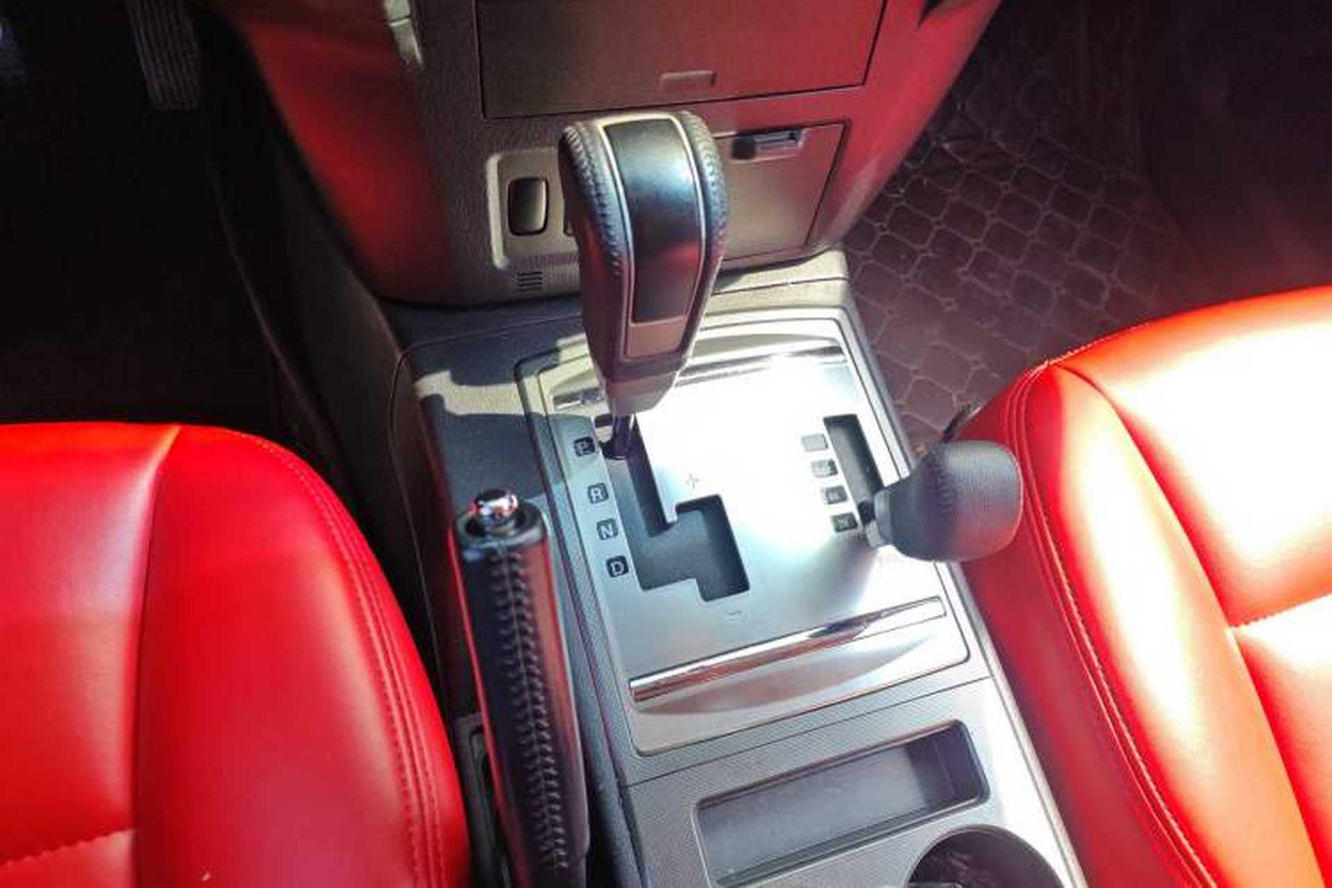 Used Mitsubishi Pajero 2018 3.0L Automatic Standard Edition Gear Lever