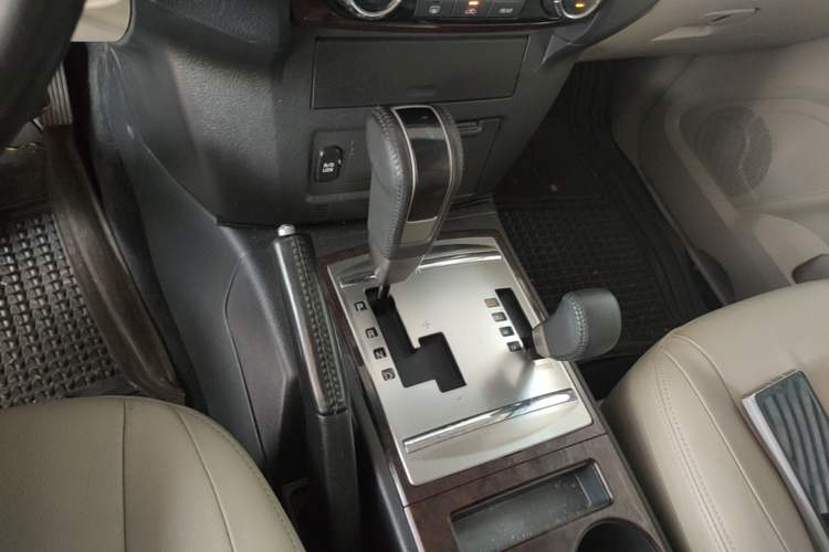 Used Mitsubishi Pajero 2018 V97 3.8L 5-Door GLS Sunroof Dual Differential – Middle East Gear Lever