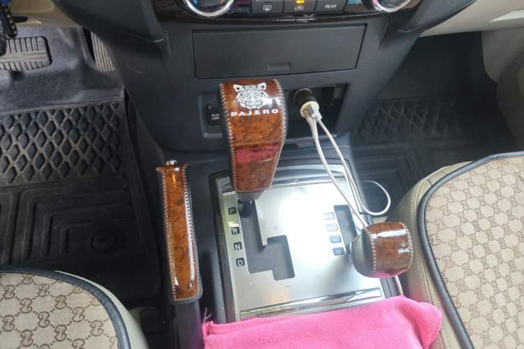 Used Mitsubishi Pajero 2018 V97 3.8L 5-Door GLS Sunroof – Middle East Gear Lever