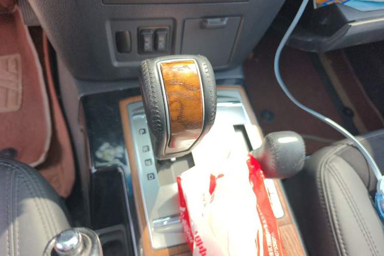 Used Mitsubishi Pajero 2018 3.0L Automatic Comfort Edition Gear Lever