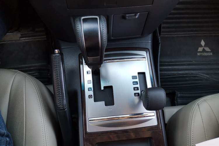 Used Mitsubishi Pajero 2018 V93 3.0L 5-Door GLS Genuine Leather Version – Middle East Gear Lever