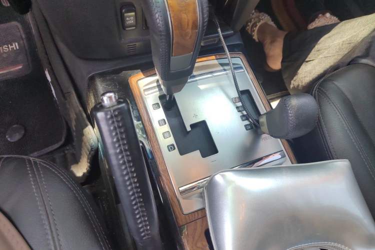 Used Mitsubishi Pajero 2018 3.0L Automatic Prestige Edition Gear Lever