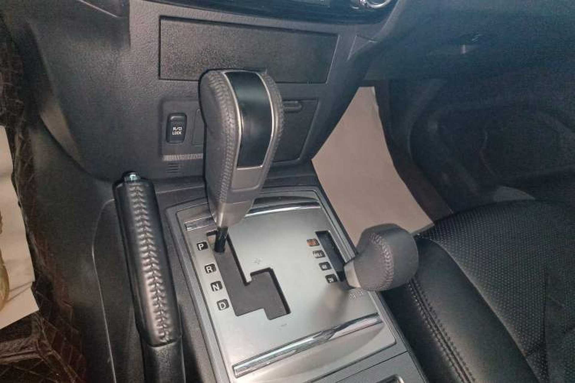 Used Mitsubishi Pajero 2018 V97 3.8L 5-Door GLS Sunroof – Middle East Gear Lever