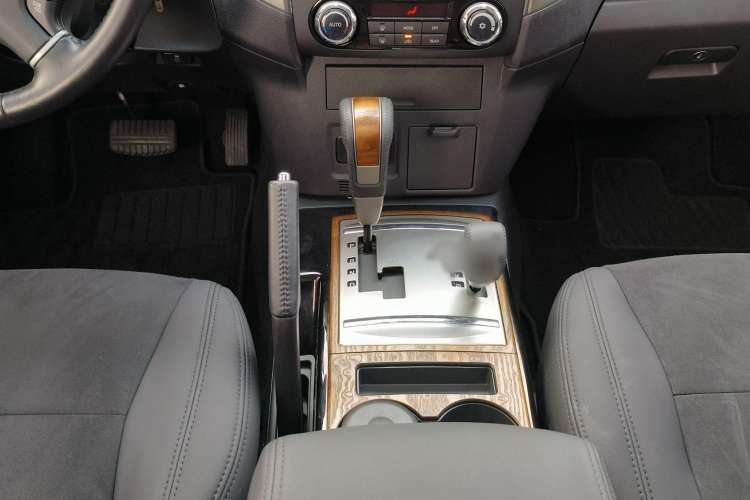 Used Mitsubishi Pajero 2018 3.0L Automatic Comfort Edition Gear Lever