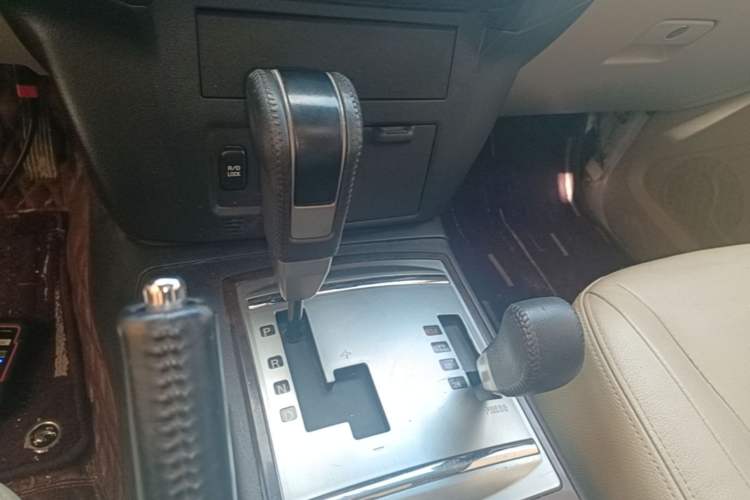 Used Mitsubishi Pajero 2018 V97 3.8L 5-Door GLS Sunroof – Middle East Gear Lever