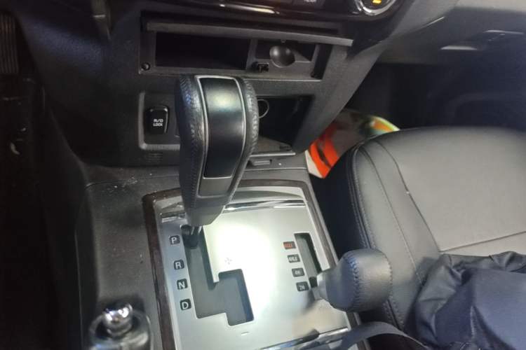 Used Mitsubishi Pajero 2018 V97 3.8L 5-Door GLS Sunroof – U.S. Specification Gear Lever