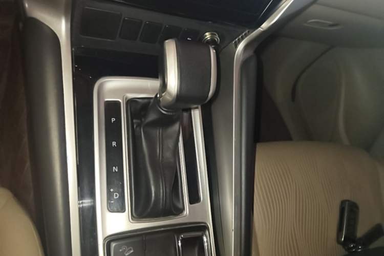 Used Mitsubishi Pajero 2018 3.0L Automatic Standard Edition Gear Lever