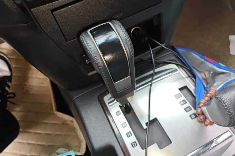 Used Mitsubishi Pajero 2018 V97 3.8L 5-Door GLS Sunroof – U.S. Specification Gear Lever