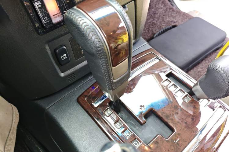 Used Mitsubishi Pajero 2018 V97 3.8L 5-Door GLS Sunroof – Middle East Gear Lever