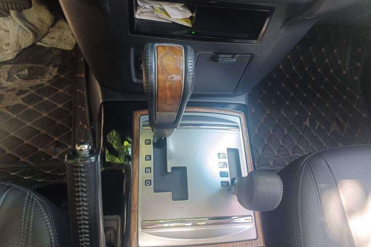 Used Mitsubishi Pajero 2018 3.0L Automatic Prestige Edition Gear Lever