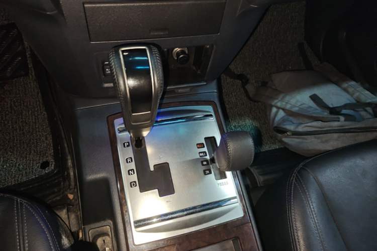 Used Mitsubishi Pajero 2018 V97 3.8L 5-Door GLS Sunroof – U.S. Specification Gear Lever