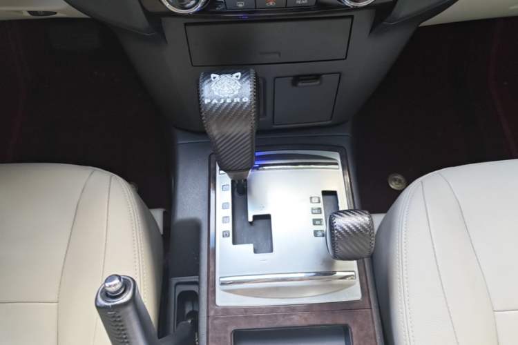 Used Mitsubishi Pajero 2018 V97 3.8L 5-Door GLS Sunroof – Middle East Gear Lever