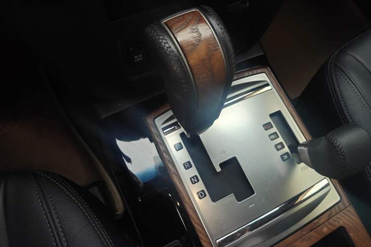 Used Mitsubishi Pajero 2018 3.0L Automatic Prestige Edition Gear Lever