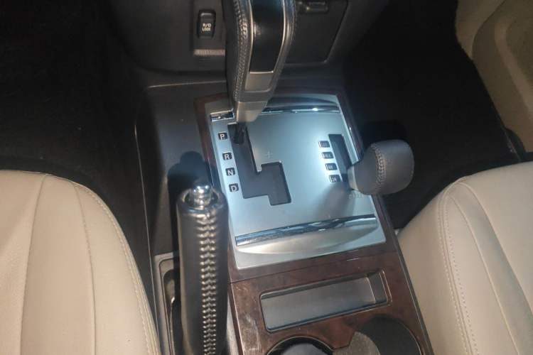 Used Mitsubishi Pajero 2018 V97 3.8L 5-Door GLS Sunroof – Middle East Gear Lever