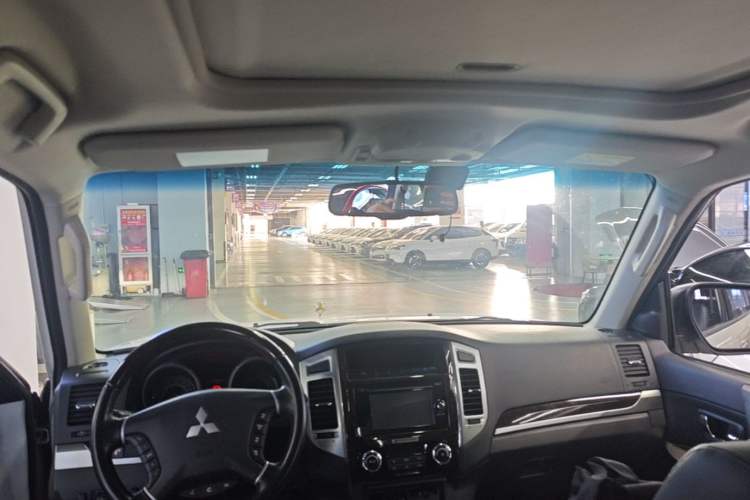 Used Mitsubishi Pajero 2018 V97 3.8L 5-Door GLS Sunroof – U.S. Specification Headliner