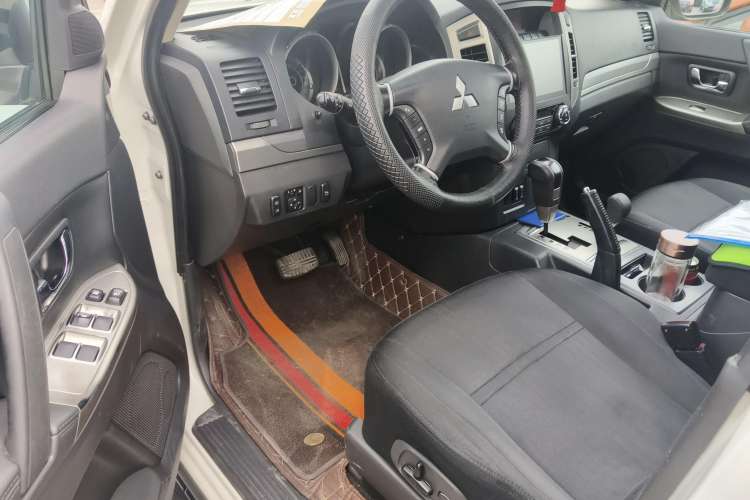 Used Mitsubishi Pajero 2018 3.0L Automatic Standard Edition Interior 2