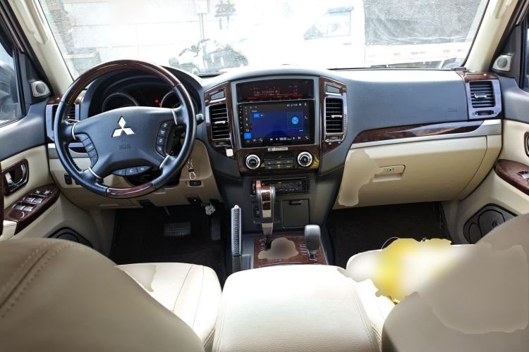 Used Mitsubishi Pajero 2018 V97 3.8L 5-Door GLS Sunroof – Middle East Interior 2