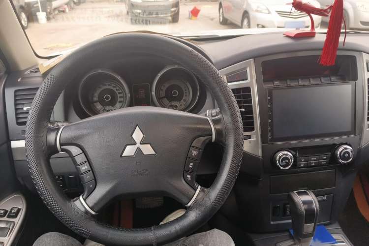Used Mitsubishi Pajero 2018 3.0L Automatic Standard Edition Interior 3