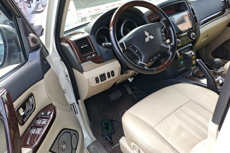 Used Mitsubishi Pajero 2018 V97 3.8L 5-Door GLS Sunroof – Middle East Interior 3