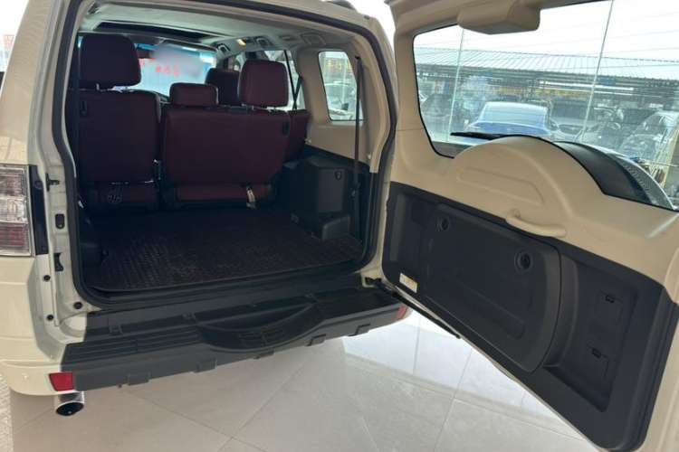 Used Mitsubishi Pajero 2018 3.0L Automatic Standard Edition Interior 4