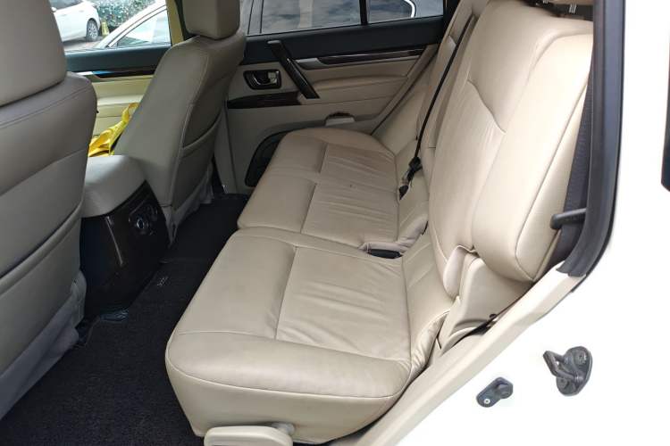 Used Mitsubishi Pajero 2018 V97 3.8L 5-Door GLS Sunroof – Middle East Interior 4