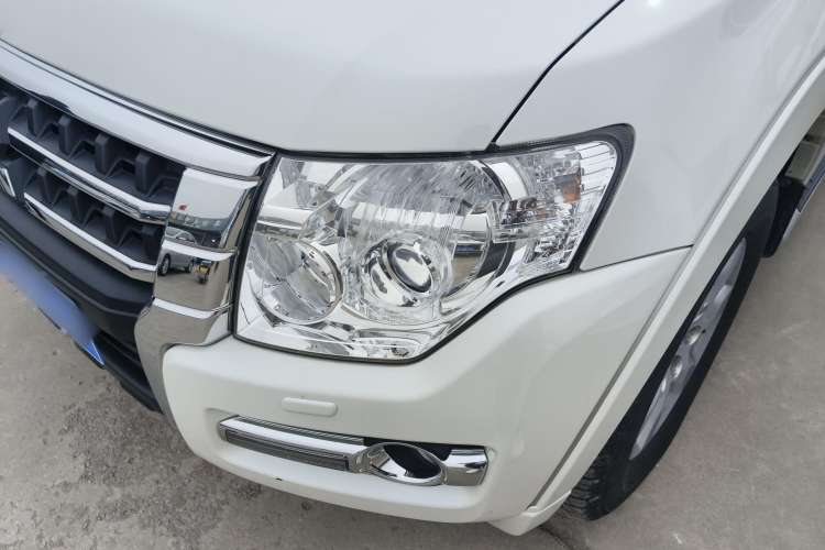 Used Mitsubishi Pajero 2018 3.0L Automatic Standard Edition Left Front Headlight