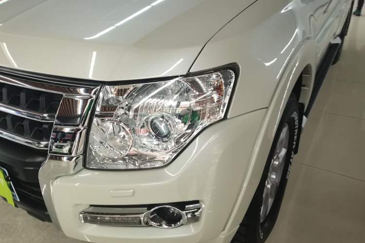Used Mitsubishi Pajero 2018 3.0L Automatic Standard Edition Left Front Headlight