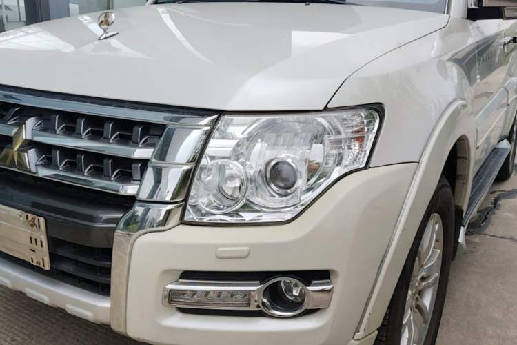 Used Mitsubishi Pajero 2018 V97 3.8L 5-Door GLS Sunroof – Middle East Left Front Headlight