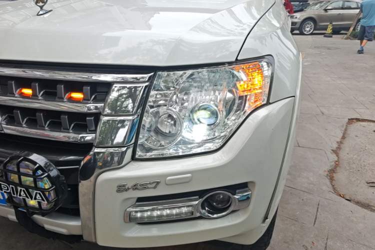 Used Mitsubishi Pajero 2018 V97 3.8L 5-Door GLS Sunroof – Middle East Left Front Headlight