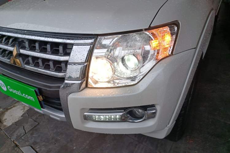 Used Mitsubishi Pajero 2018 V97 3.8L 5-Door GLS Sunroof – Middle East Left Front Headlight