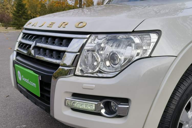 Used Mitsubishi Pajero 2018 3.0L Automatic Comfort Edition Left Front Headlight