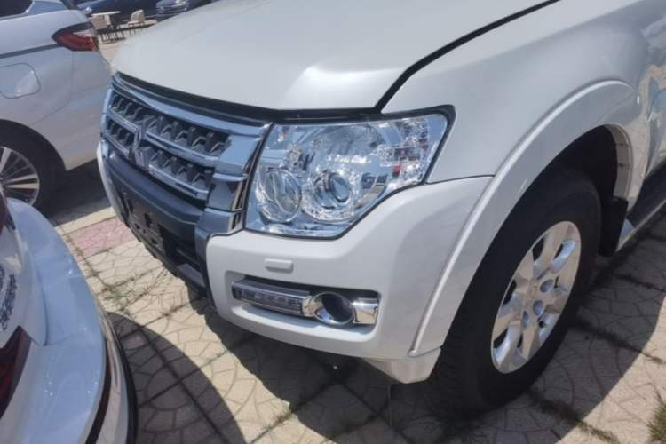 Used Mitsubishi Pajero 2018 3.0L Automatic Standard Edition Left Front Headlight