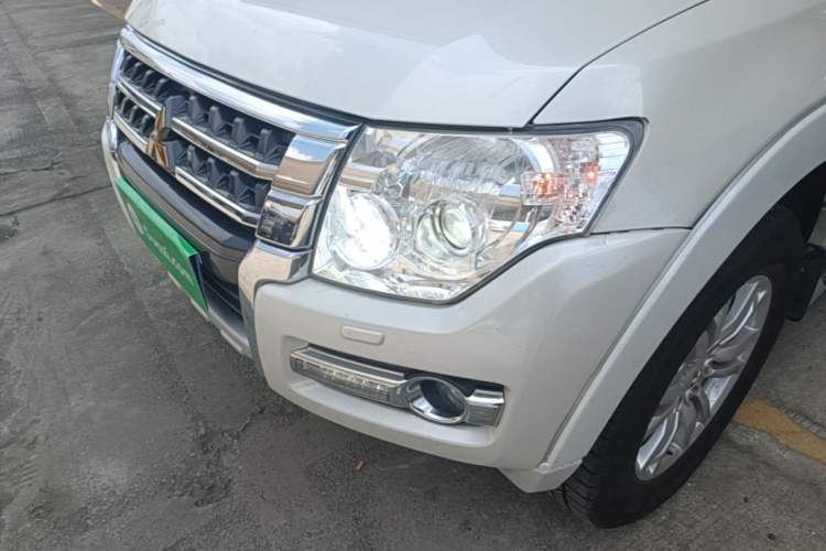 Used Mitsubishi Pajero 2018 V97 3.8L 5-Door GLS Sunroof – Middle East Left Front Headlight