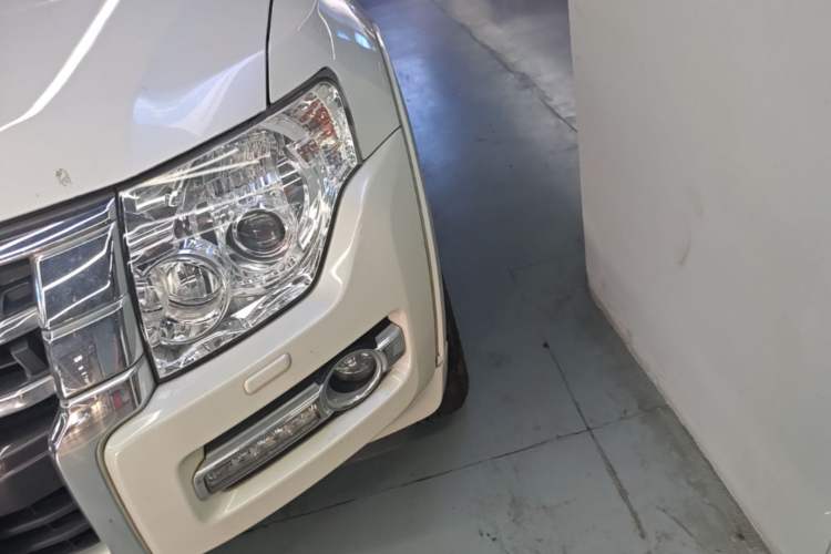 Used Mitsubishi Pajero 2018 V97 3.8L 5-Door GLS Sunroof – U.S. Specification Left Front Headlight