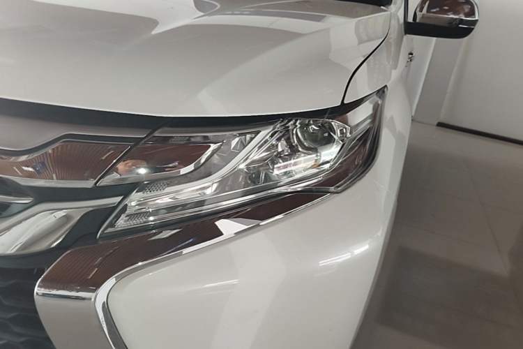 Used Mitsubishi Pajero 2018 3.0L Automatic Standard Edition Left Front Headlight