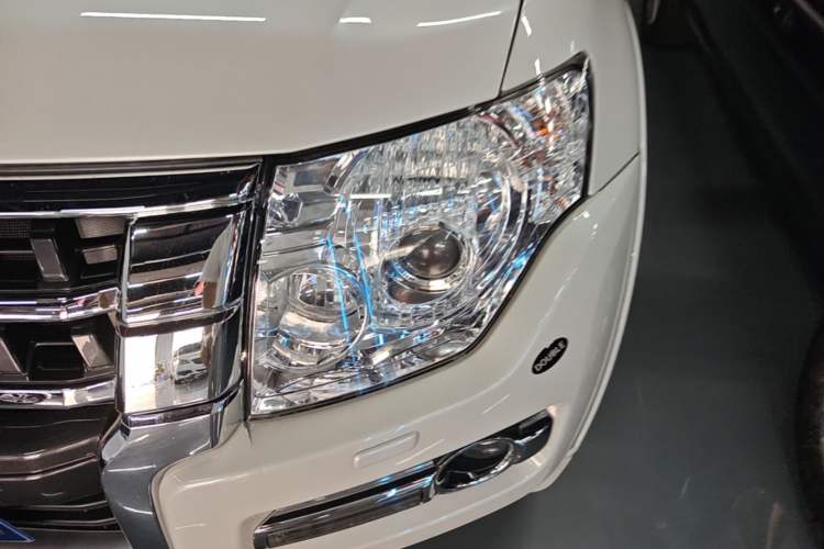 Used Mitsubishi Pajero 2018 V97 3.8L 5-Door GLS Sunroof – U.S. Specification Left Front Headlight
