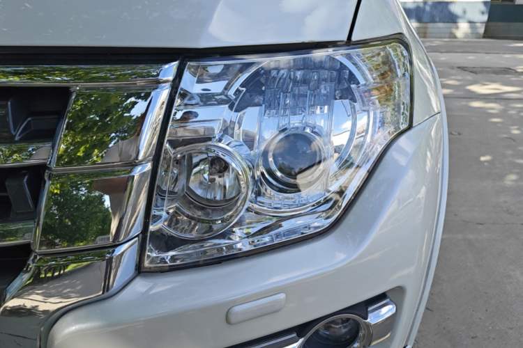 Used Mitsubishi Pajero 2018 V97 3.8L 5-Door GLS Sunroof – Middle East Left Front Headlight