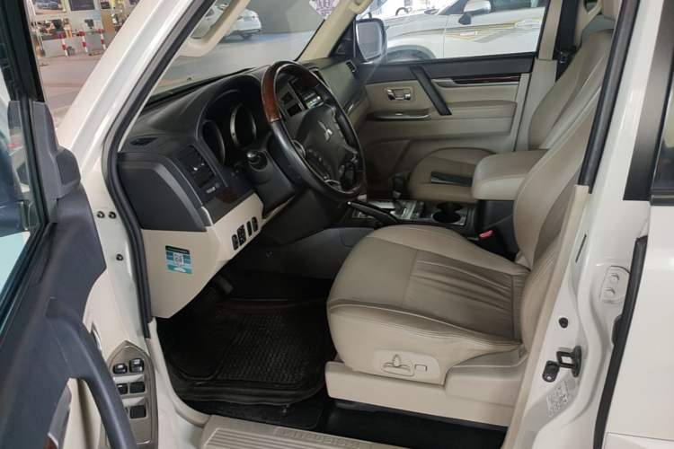 Used Mitsubishi Pajero 2018 V97 3.8L 5-Door GLS Sunroof Dual Differential – Middle East Left Front Seat
