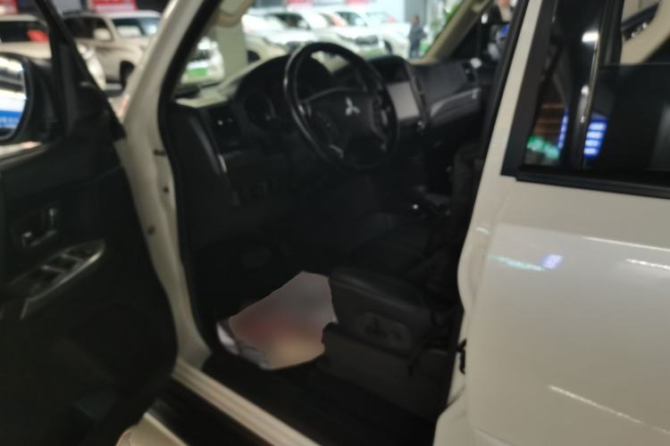 Used Mitsubishi Pajero 2018 3.0L Automatic Standard Edition Left Front Seat