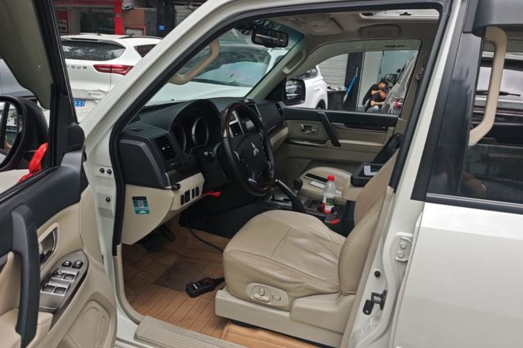 Used Mitsubishi Pajero 2018 V97 3.8L 5-Door GLS Sunroof – Middle East Left Front Seat