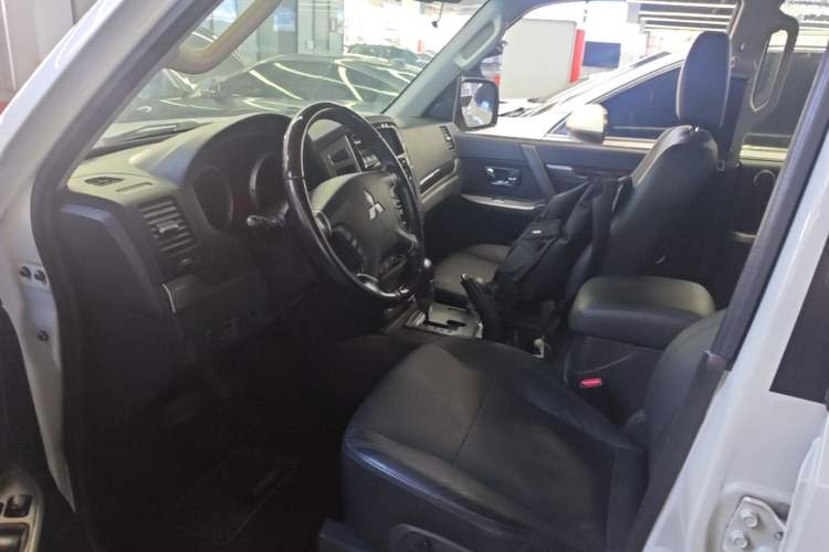 Used Mitsubishi Pajero 2018 V97 3.8L 5-Door GLS Sunroof – U.S. Specification Left Front Seat