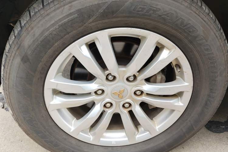 Used Mitsubishi Pajero 2018 V97 3.8L 5-Door GLS Sunroof – Middle East Left Front Wheel Hub