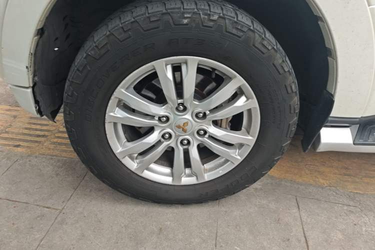 Used Mitsubishi Pajero 2018 V97 3.8L 5-Door GLS Sunroof – Middle East Left Front Wheel Hub