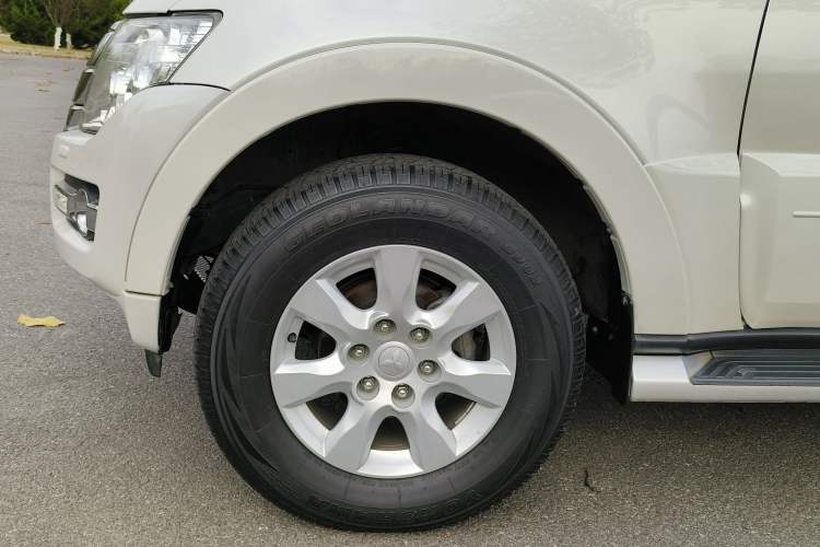 Used Mitsubishi Pajero 2018 3.0L Automatic Comfort Edition Left Front Wheel Hub