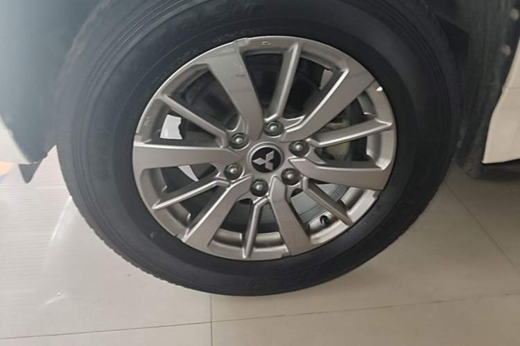 Used Mitsubishi Pajero 2018 3.0L Automatic Standard Edition Left Front Wheel Hub