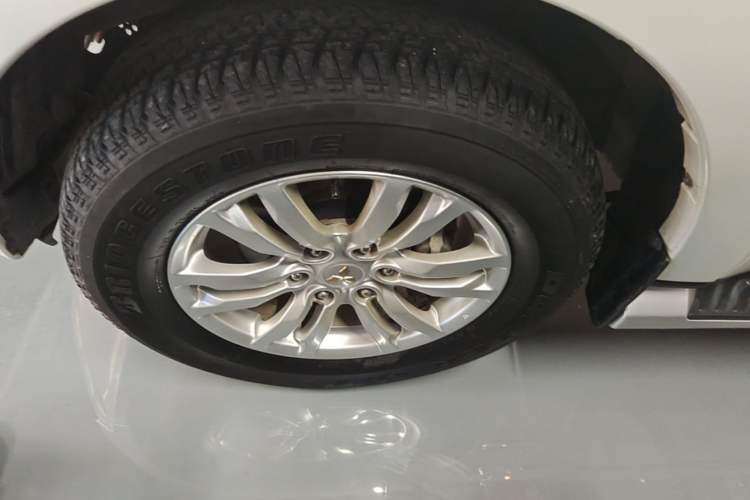 Used Mitsubishi Pajero 2018 V97 3.8L 5-Door GLS Sunroof – U.S. Specification Left Front Wheel Hub