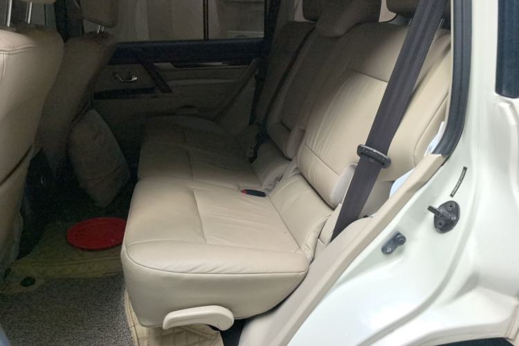Used Mitsubishi Pajero 2018 V97 3.8L 5-Door GLS Sunroof – Middle East Left Rear Seat