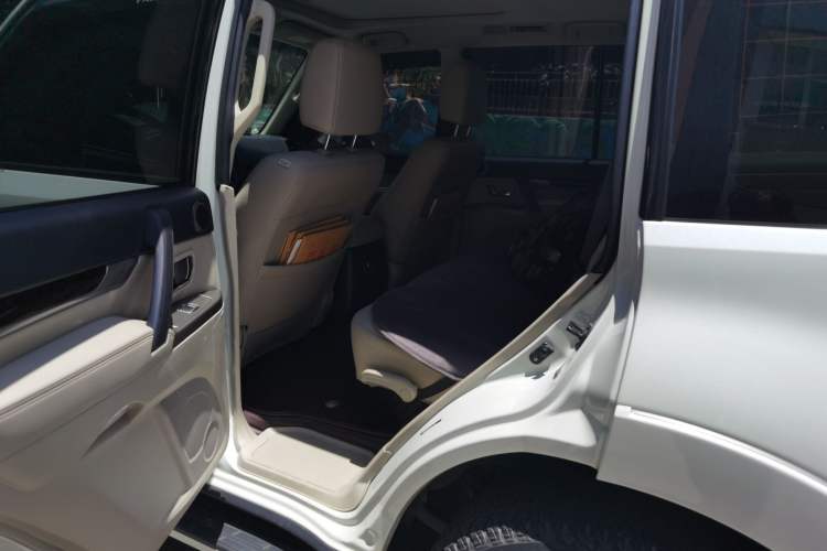 Used Mitsubishi Pajero  Left Rear Seat