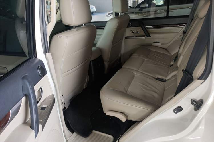 Used Mitsubishi Pajero 2018 V97 3.8L 5-Door GLS Sunroof Dual Differential – Middle East Left Rear Seat