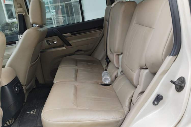 Used Mitsubishi Pajero 2018 V97 3.8L 5-Door GLS Sunroof – Middle East Left Rear Seat